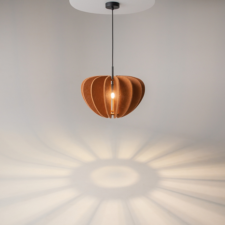 Cambio Ø48 Orange taklampa från Maytoni - Serien finns i flera f&auml;rger och former och kan h&auml;ngas i h&ouml;ga rum tack vare den 3 meter l&aring;nga kabeln &ndash; perfekt f&ouml;r kreativa ljusinstallationer som speglar st&auml;mningen i rummet.