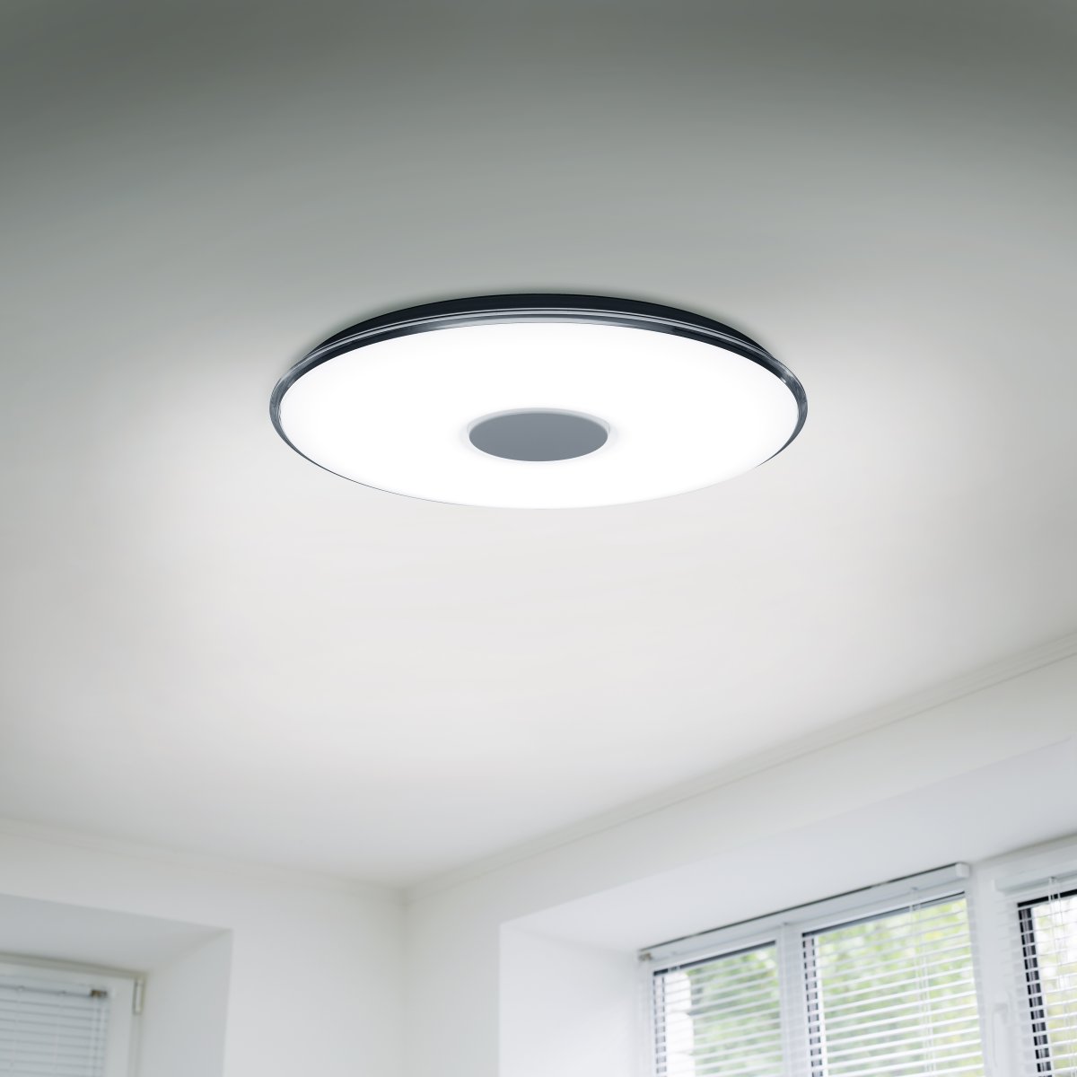 Tokyo Ø60 Vit plafond från Trio Lighting - Med den medföljande fjärrkontrollen kan du steglöst dimma ljuset, justera ljusfärgen och aktivera nattljusfunktionen.