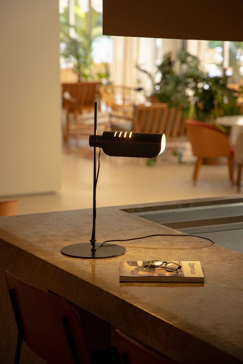 Martinica 53cm Svart skrivbordslampa från Faro Barcelona - En lampa som v&aring;gar bryta mot det strikta och inbjuder till att leka med ljusets uttryck &ndash; b&aring;de i hem och offentliga milj&ouml;er.
