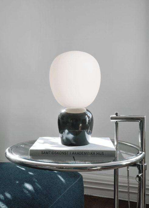 Buddy 34cm Grön bordslampa från Belid - Med sitt j&auml;mna sken och sin sofistikerade design blir Buddy en naturlig del av hemmet, en f&ouml;ljeslagare som sprider ljus och karakt&auml;r i generationer fram&aring;t.