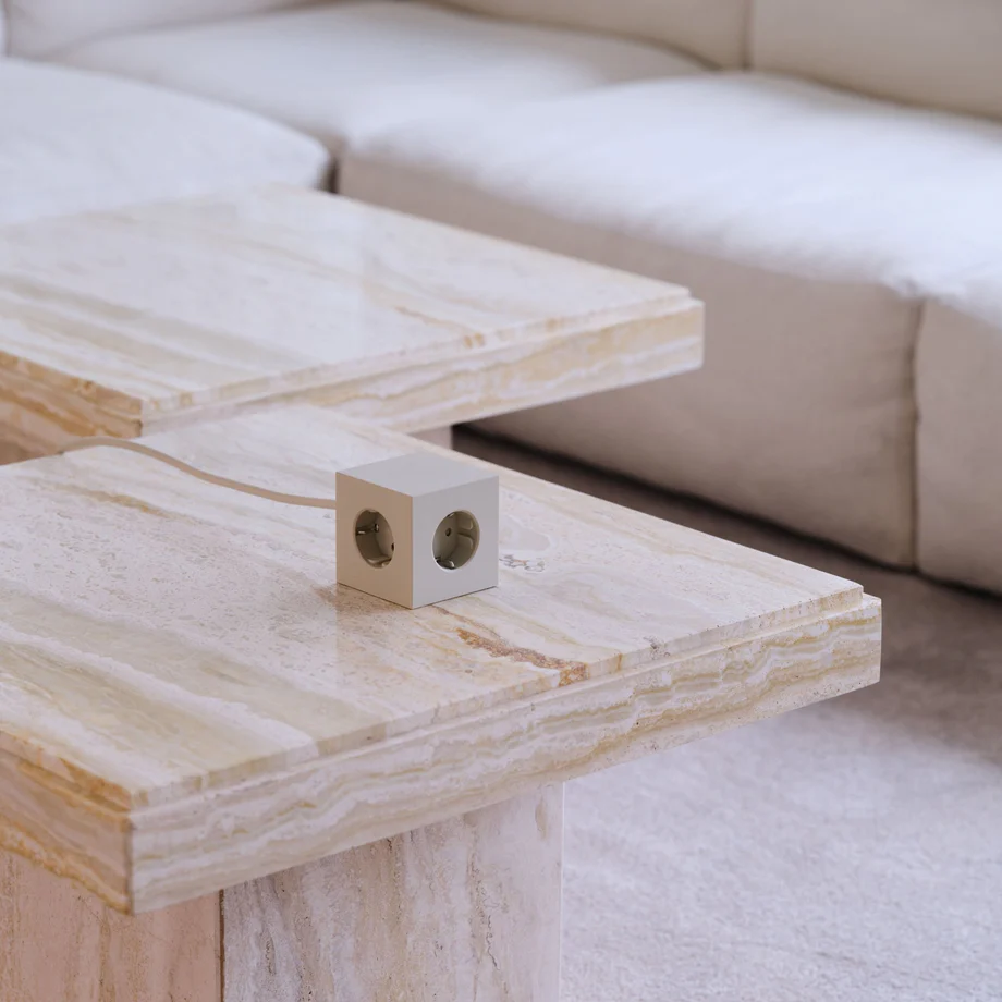 Square 1 with 30W Dual USBC & Magnetic base, 3m Sand från Avolt - Grenuttag fr&aring;n Avolt med en stilren design med en l&aring;ng sladd i PVC, en kub i &aring;tervunnen plast och en magnetplatta i botten f&ouml;r att kunna h&auml;ngas upp p&aring; v&auml;ggen.