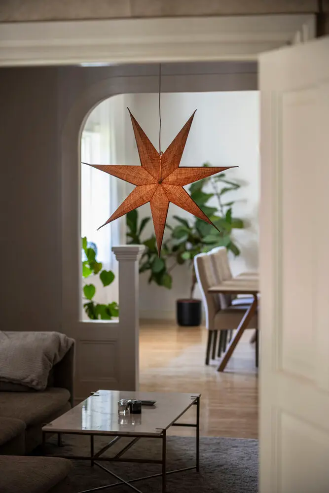 Pappersstjärna Ø78 Natur från Konstsmide - Vacker pappersstj&auml;rna i naturf&auml;rg, 78 cm i diameter &ndash; en stilfull juldekoration med rustik k&auml;nsla.