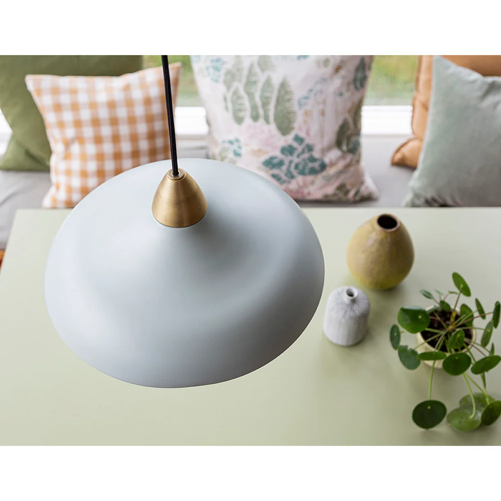Urban Wide Ø36 Ljusgrön taklampa från Superliving - F&ouml;rh&ouml;j ditt hem med den moderna pendellampan Urban Wide, en stilfull kombination av matt ljusgr&ouml;n finish och eleganta m&auml;ssingsdetaljer.