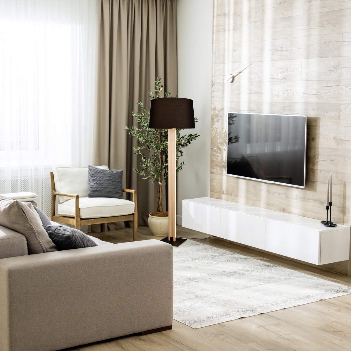 Rahul Svart golvlampa från Trio Lighting - Golvlampan Rahul kombinerar naturmaterial med modern design och skapar en varm och inbjudande atmosf&auml;r.