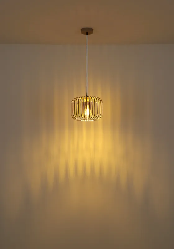 Alfred Ø28 Sand taklampa från Globo Lighting - Den &auml;r tillverkad av sandf&auml;rgad matt metall och har en mjukt rundad metalln&auml;tssk&auml;rm med en inre glascylinder, som skapar ett elegant och luftigt uttryck.