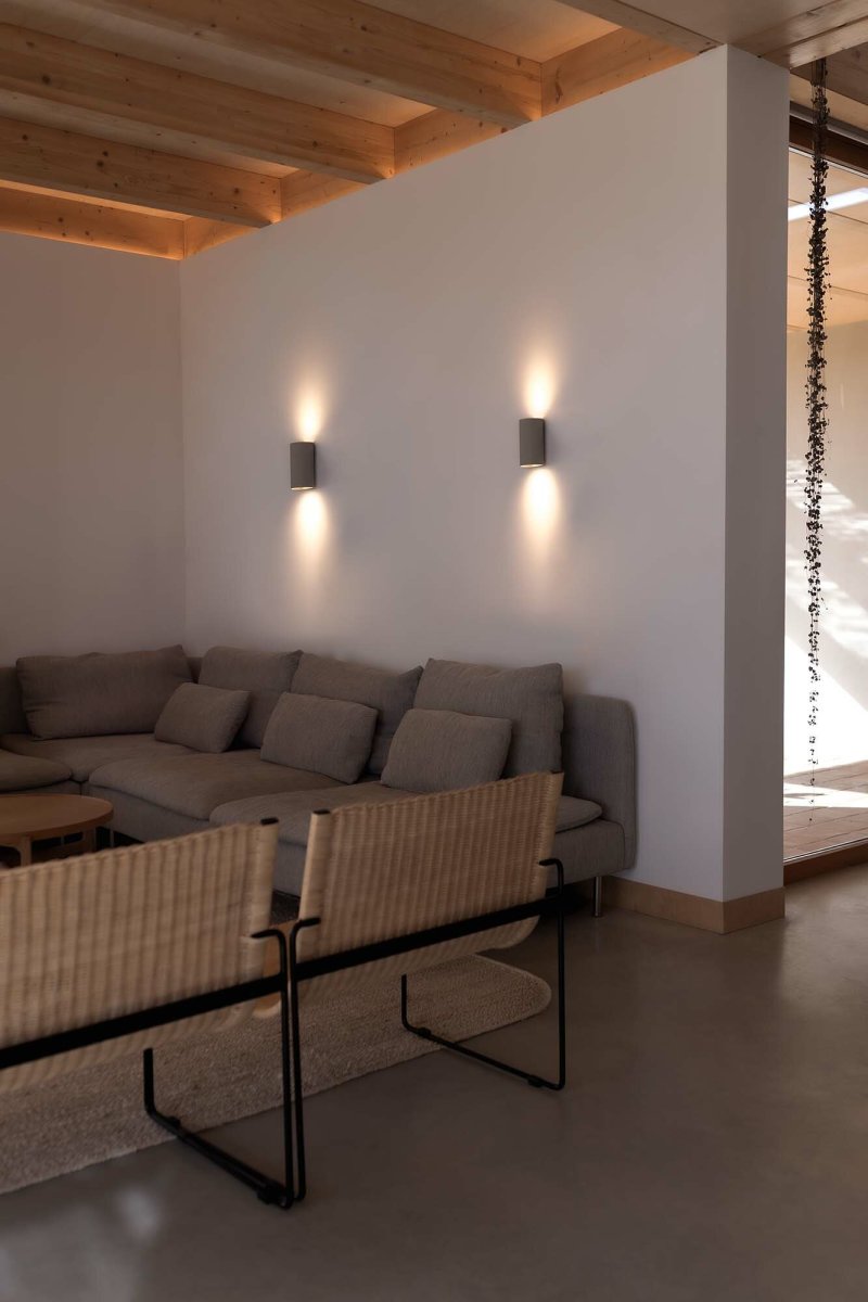 Sole 15cm Grå vägglampa från Faro Barcelona - Finns i tv&aring; storlekar och kan lysa i en eller tv&aring; riktningar, vilket g&ouml;r den idealisk f&ouml;r hallar och mindre utrymmen.