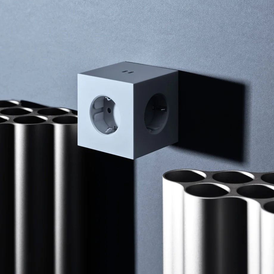 Square 2 Socket extender with 30W Dual USBC Blå från Avolt - Uttagsf&ouml;rl&auml;ngare fr&aring;n Avolt med en stilren design med en kub i &aring;tervunnen plast och en magnetplatta i botten f&ouml;r att kunna h&auml;ngas upp p&aring; v&auml;ggen.