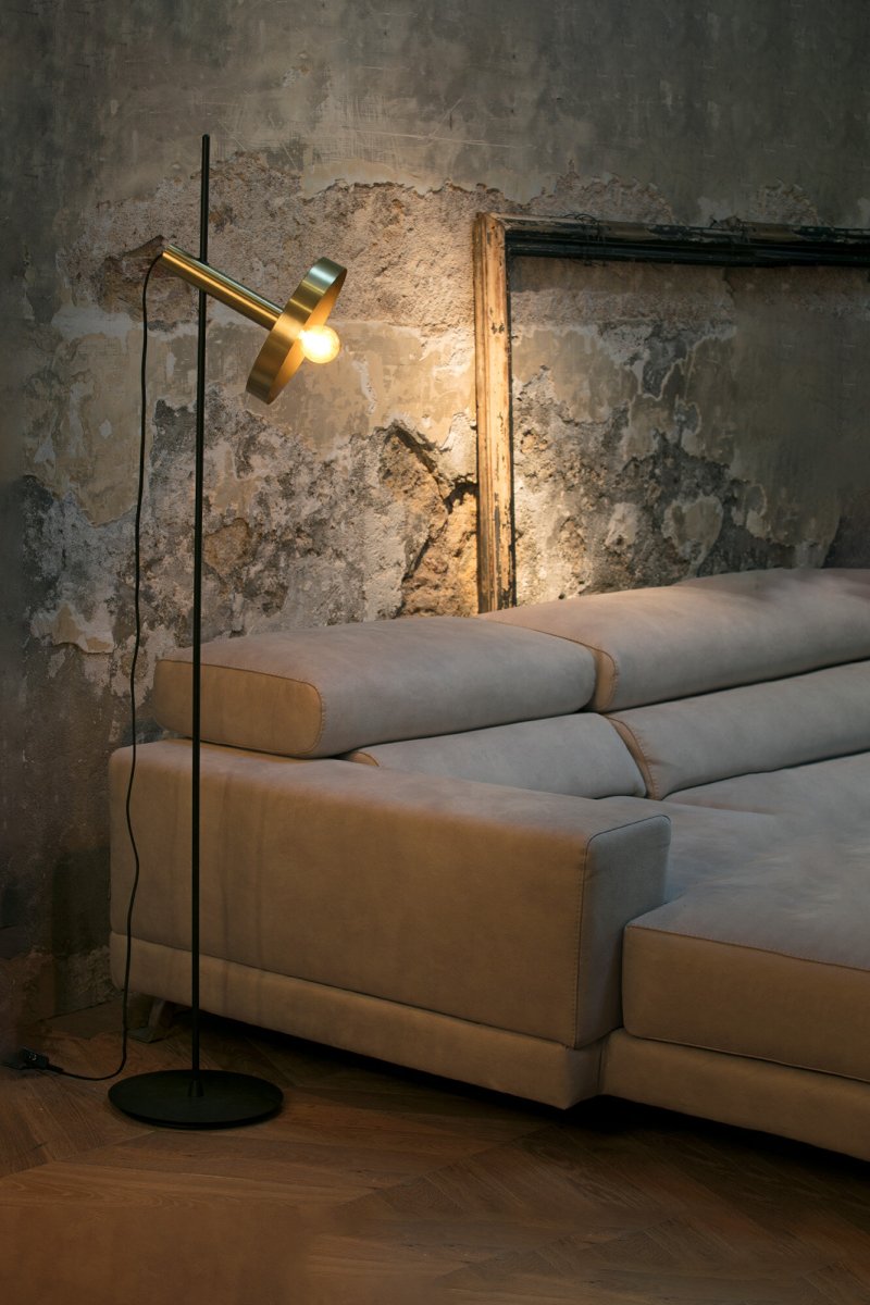 Whizz Guld golvlampa från Faro Barcelona - Whizz &auml;r en del av en designserie med matchande armaturer &ndash; idealisk f&ouml;r genomt&auml;nkta inredningsprojekt.