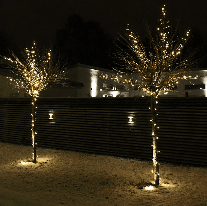 Twinky 20m Svart från Lightson - Du kan ocks&aring; anv&auml;nda den i en kruka, under h&auml;ckar eller vid fasaden f&ouml;r att skapa ett mjukt ljust&auml;cke som lyfter din utemilj&ouml;.