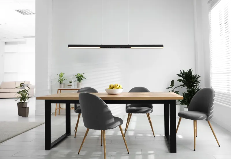 Cody 120cm Svart taklampa från Globo Lighting - Lampan &auml;r tillverkad av aluminium i en mattsvart finish som ger ett elegant och tidl&ouml;st uttryck som smidigt sm&auml;lter in i olika inredningsstilar, perfekt f&ouml;r stora matbord eller k&ouml;ks&ouml;ar.