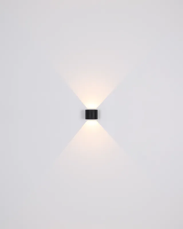 Veronika Svart utelampa från Globo Lighting - Med sin halvcirkelformade design i matt svart pressgjuten&nbsp;aluminium ger den ett elegant intryck samtidigt som den &auml;r v&auml;dert&aring;lig.