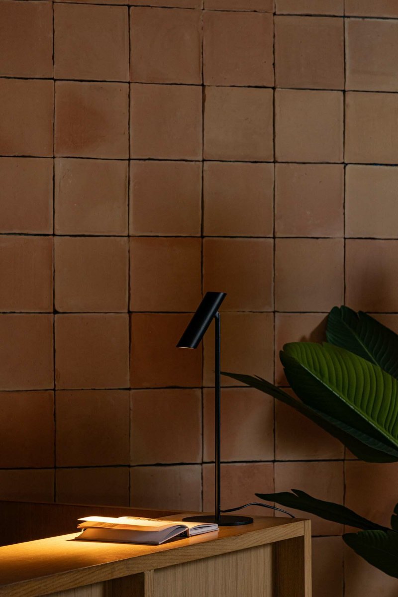 Leo 48cm Svart skrivbordslampa från Faro Barcelona - Leo &auml;r en svart bordslampa med integrerad LED som kombinerar m&aring;ngsidighet med modern design.