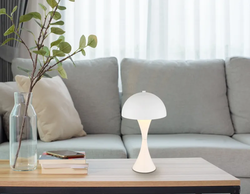 Dima 36cm Vit bordslampa från Globo Lighting - Perfekt f&ouml;r moderna milj&ouml;er, d&auml;r den ger en sofistikerad touch samtidigt som den sprider behagligt ljus.