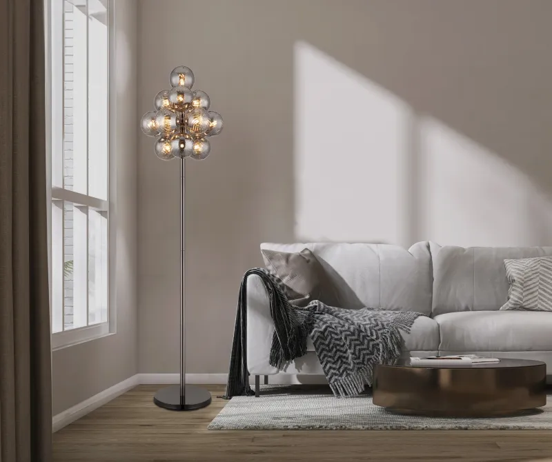 Conor Rökfärgad golvlampa från Globo Lighting - Den stilrena kombinationen av metall och glas skapar en sofistikerad och trendig look som passar perfekt i b&aring;de moderna och klassiska interi&ouml;rer.