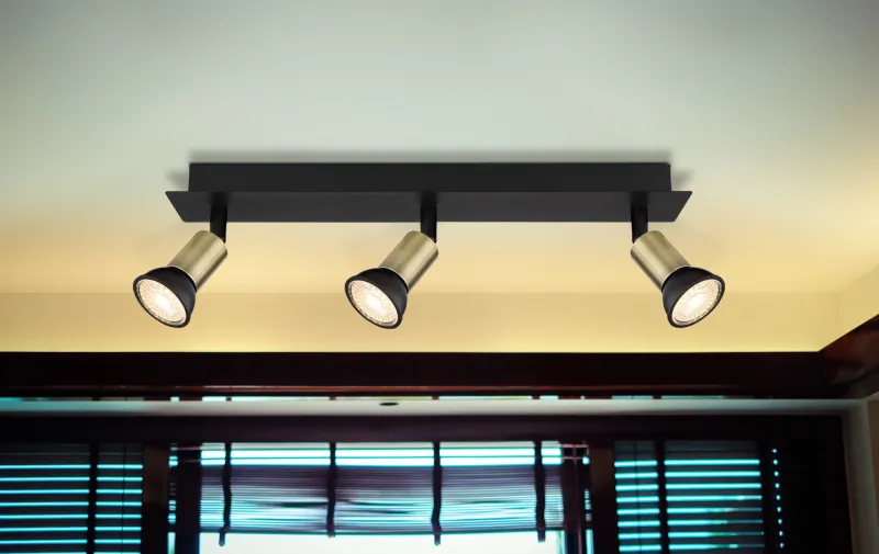 Drew 3 Guld spotlight från Globo Lighting - Drew &auml;r en stilren takspotlight som imponerar med sin design i mattsvart och guld.
