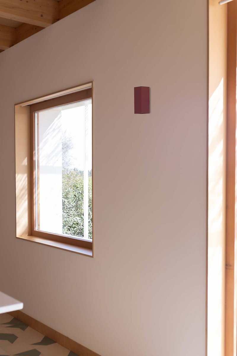 Lune 15cm Terracotta räfflad vägglampa från Faro Barcelona - Lune &auml;r en v&auml;gglampa med kvadratisk form och r&auml;fflad finish i terracotta, perfekt f&ouml;r hallar och genomg&aring;ngsutrymmen.