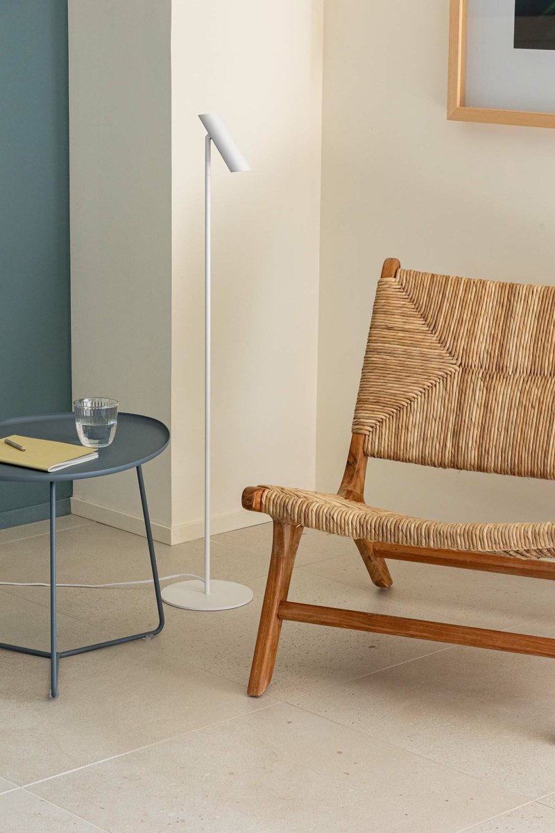 Leo Vit golvlampa från Faro Barcelona - Leo &auml;r en vit golvlampa med integrerad LED som kombinerar m&aring;ngsidighet med modern design.