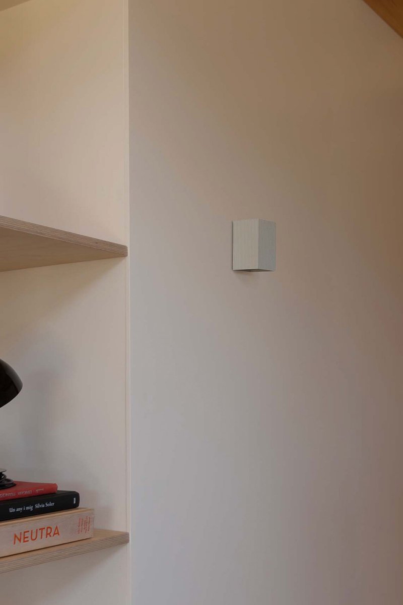 Lune 10cm Vit vägglampa från Faro Barcelona - Lune &auml;r en kvadratisk v&auml;gglampa med sl&auml;t vit yta som passar perfekt i hallar, korridorer och andra genomg&aring;ngsutrymmen.