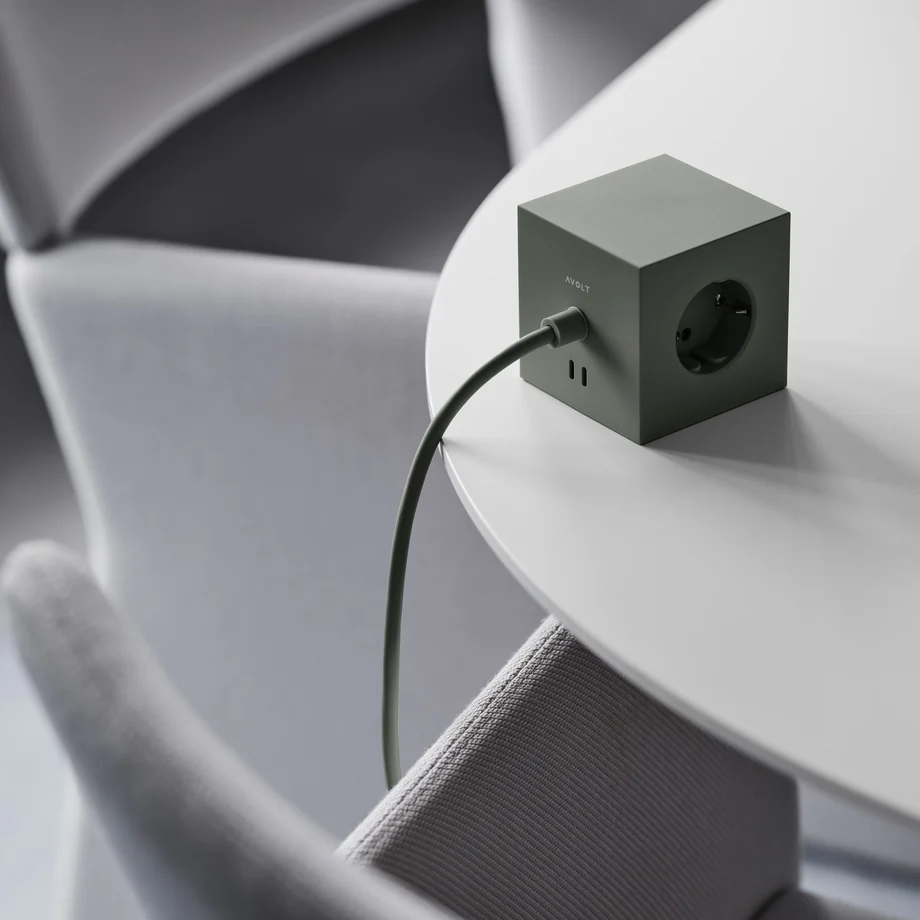 Square 1 with 30W Dual USBC & Magnetic base, 3m Grön från Avolt - Grenuttag fr&aring;n Avolt med en stilren design med en l&aring;ng sladd i PVC, en kub i &aring;tervunnen plast och en magnetplatta i botten f&ouml;r att kunna h&auml;ngas upp p&aring; v&auml;ggen.