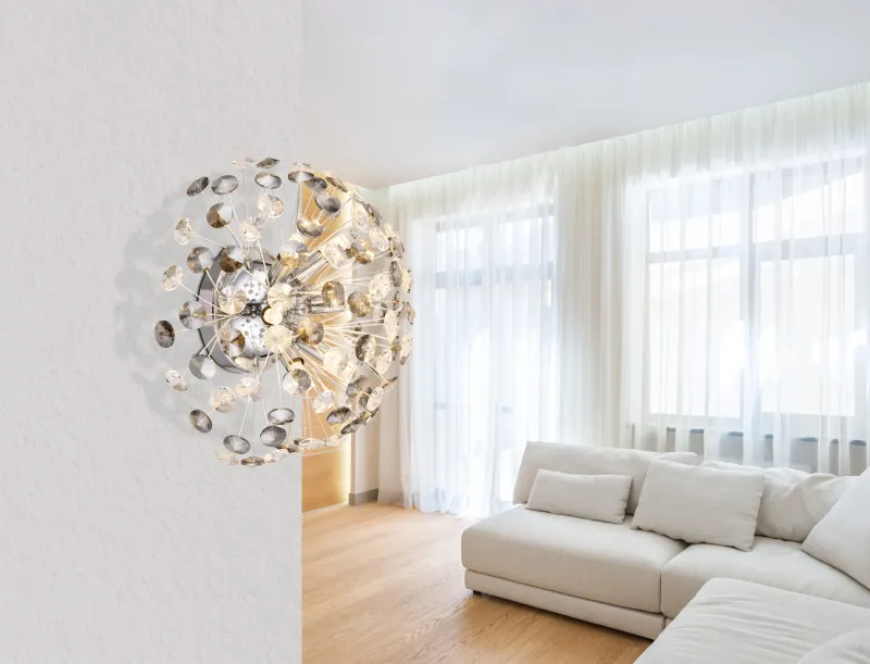Katrina Ø40 Krom vägglampa från Globo Lighting - Den runda stommen i kromf&auml;rgad metall och den halvsf&auml;riska sk&auml;rmen i r&ouml;kf&auml;rgade K9-kristaller skapar en lyxig och inbjudande atmosf&auml;r.