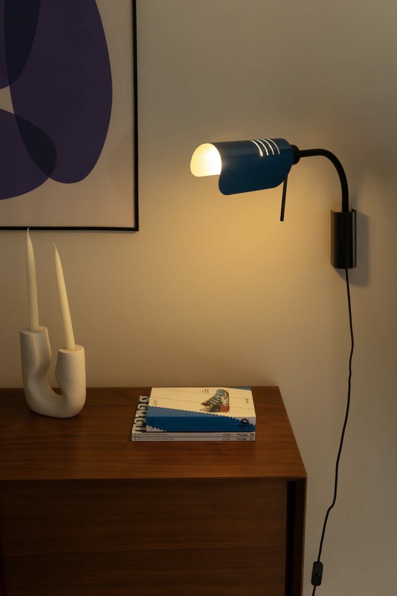 Martinica 47cm Blå läslampa från Faro Barcelona - Martinica &auml;r en v&auml;gglampa med justerbar arm och l&auml;slampa, designad i en klassisk och geometrisk stil.