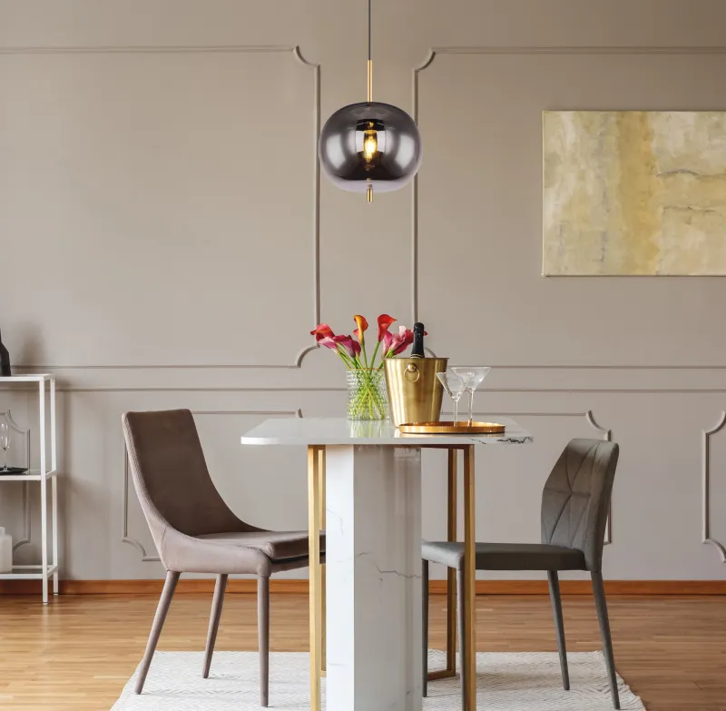 Blacky Ø30 Mässing taklampa från Globo Lighting - En stilren armatur som skapar en st&auml;mningsfull och elegant belysning i ditt hem,&nbsp;perfekt i vardagsrum eller matsal.