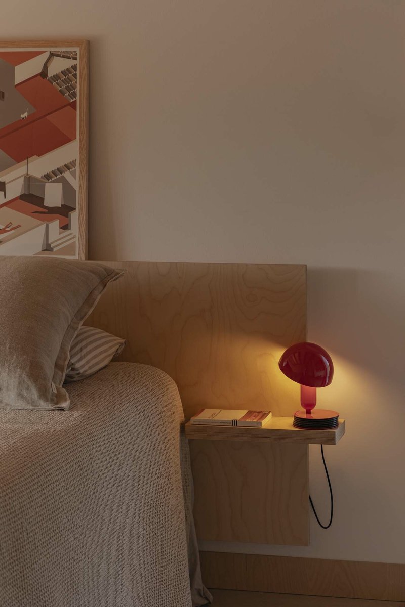 Bela 24cm Röd skrivbordslampa från Faro Barcelona - Bela &auml;r en m&aring;ngsidig lampa som sm&auml;lter in i alla typer av inredningsstilar.