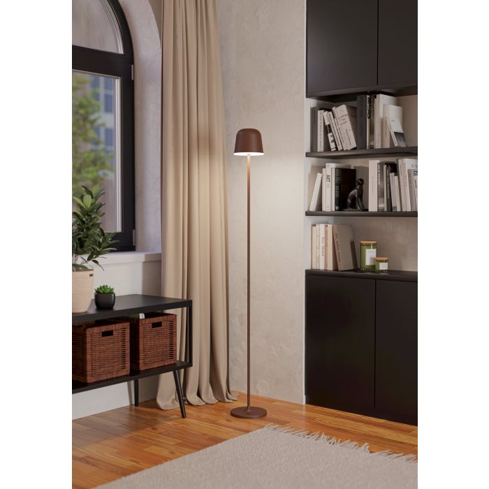 Mannera 140cm Rostbrun portabel från Eglo - Tack vare den tr&aring;dl&ouml;sa funktionen kan lampan placeras fritt i rummet och ger ett j&auml;mnt och behagligt ljus &ndash; perfekt f&ouml;r att skapa st&auml;mning eller f&ouml;r att l&auml;sa.