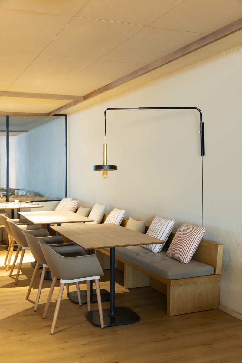Whizz 70cm Svart vägglampa från Faro Barcelona - Whizz &auml;r en designserie av Christoph Friedrich Wagner som kombinerar modern estetik med exklusiva materialval.