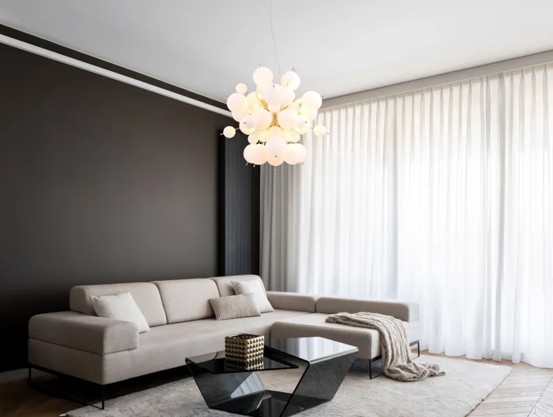 Udo Ø55 Vit taklampa från Globo Lighting - Dess unika design imponerar med en rund form d&auml;r eleganta metallst&auml;nger sammanl&auml;nkas med dekorativa kulor i olika storlekar.