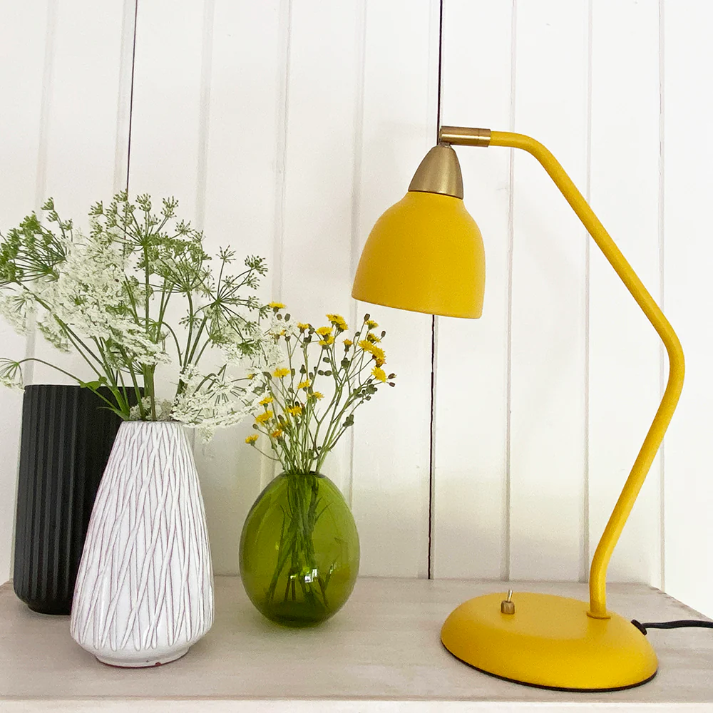 Urban 45cm Gul skrivbordslampa från Superliving - Perfekt f&ouml;r l&auml;sning, arbete eller som en stilfull detalj i hemmet.
