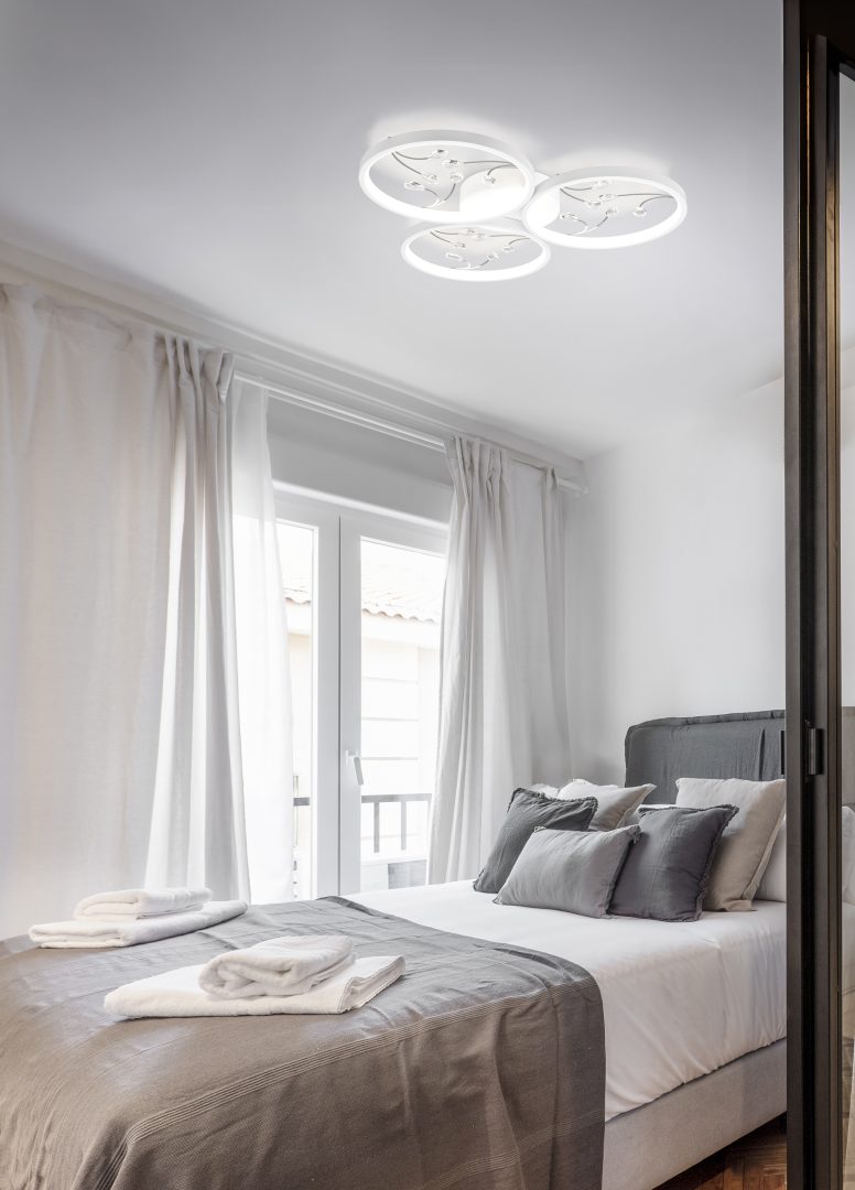 Groovy Ø62 Vit plafond från Trio Lighting - Med en integrerad SWITCH-dimmer kan ljusstyrkan justeras i tre niv&aring;er via en vanlig str&ouml;mbrytare.