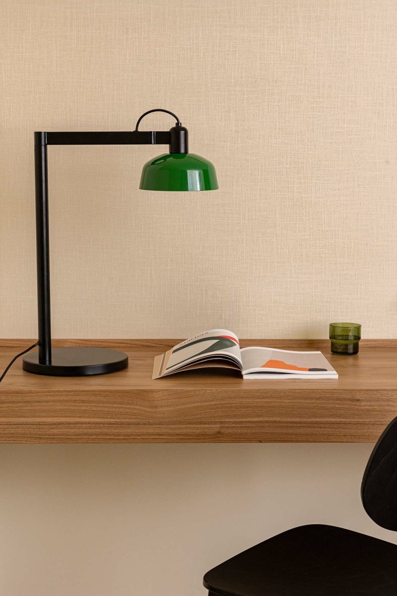 Tatawin 58cm Grön skrivbordslampa från Faro Barcelona - Med sin arkitektoniska silhuett och rena kontraster blir Tatawin en dekorativ ljuspunkt med b&aring;de stil och ber&auml;ttelse.