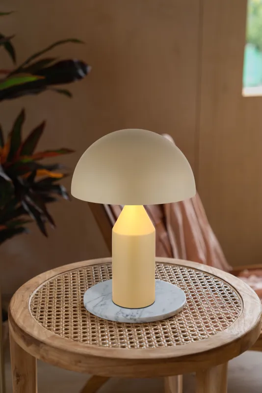 Atoma 40cm Sand bordslampa från Globo Lighting - Sk&auml;rmen i matt, sandf&auml;rg och vitt skapar en harmonisk kontrast och ger en behaglig ljusspridning.