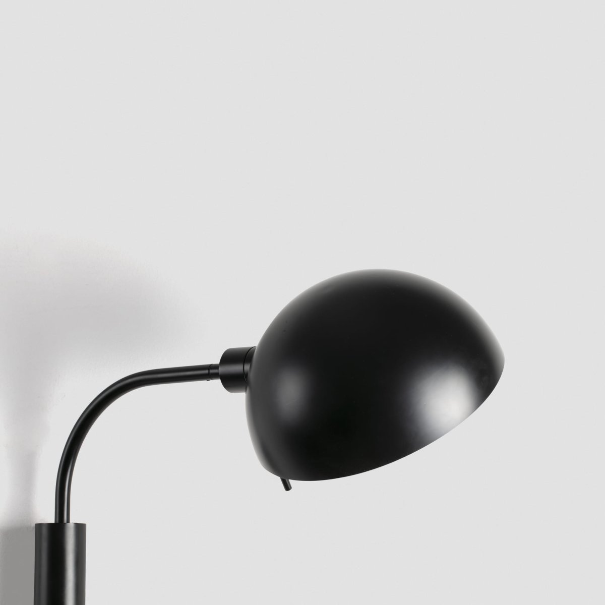 Dominica 50cm Svart vägglampa från Faro Barcelona - Inspirerad av den estetiska r&ouml;relsen i Chicago mellan 1900 och 1940, utstr&aring;lar den b&aring;de autenticitet och elegans.