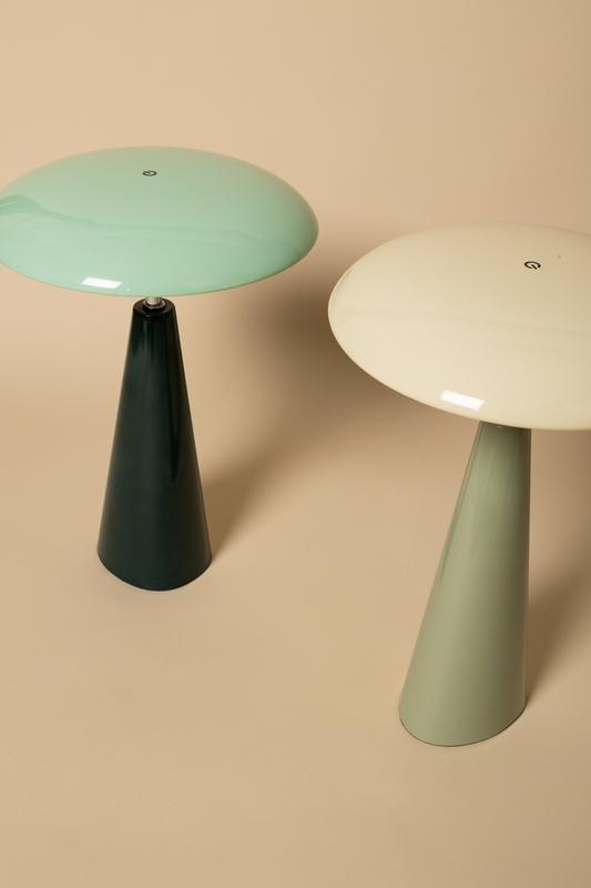 Audrey 33cm Ljusgrön/beige portabel från Eja - Den integrerade LED-belysningen ger ett behagligt ljus och lampan &auml;r dimbar f&ouml;r att enkelt skapa r&auml;tt st&auml;mning i rummet.