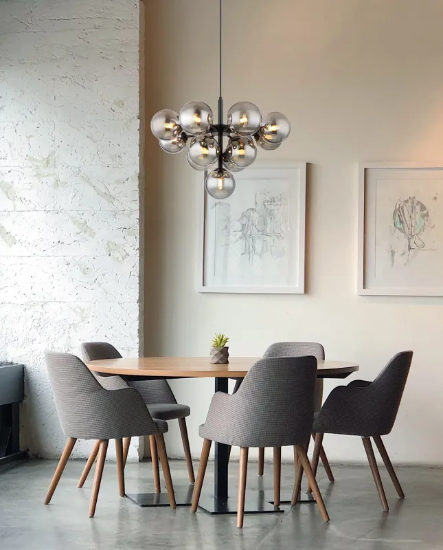 Grappy Ø56 Rökfärgad taklampa från Globo Lighting - Grappy taklampa blir en stilfull och lyxig detalj i varje rum med sin glamor&ouml;sa design och de 13st r&ouml;kf&auml;rgade glaskulorna.