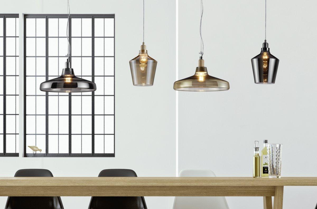 Calais Ø20 Rökfärgad taklampa från Trio Lighting - Calais &auml;r en takpendel som imponerar med sin eleganta konformade glassk&auml;rm och sofistikerade design.