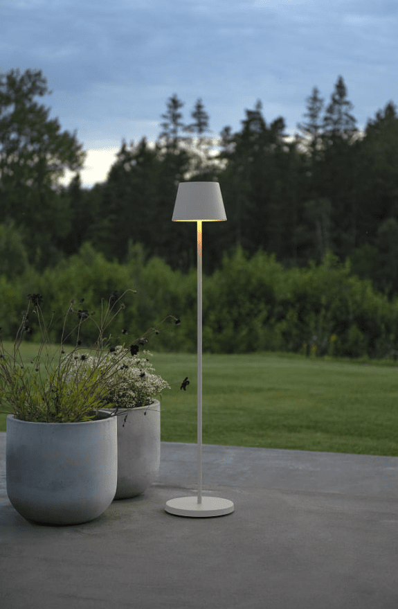 Pomezia 124cm Vit portabel från Konstsmide - P&aring; lampan hittar du en touchdimmer f&ouml;r att kunna justera ljusstyrkan och f&auml;rgtemperaturen.