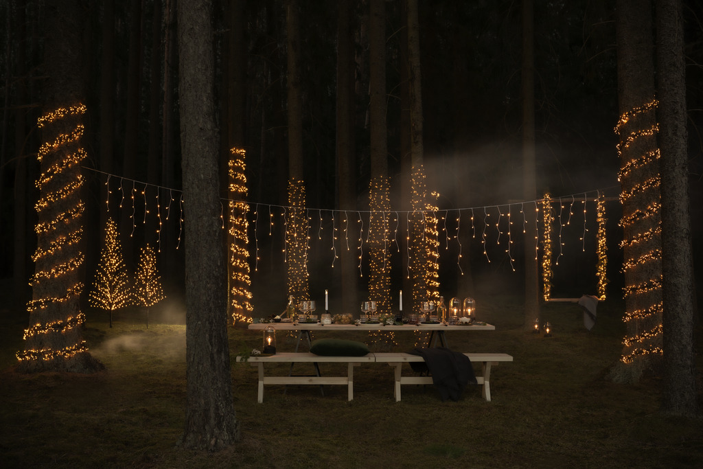 Ljusslinga amber 24m Svart från Konstsmide - Utrustad med smart sensor och timer (6/9 h) f&ouml;r bekv&auml;m anv&auml;ndning.