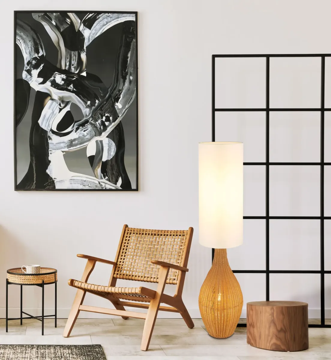 Anko Brun golvlampa från Globo Lighting - Den rundade designen i plast med en dekorativ rottinglook ger en naturlig charm, medan den vita textilsk&auml;rmen sprider ett mjukt och behagligt ljus.