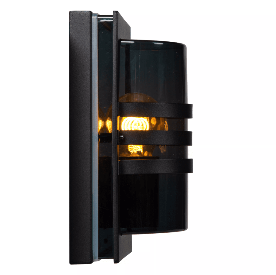 Privas Svart utelampa från Lucide - Ge ditt hem en elegant touch med Privas, en v&auml;gglampa med en unik design som kombinerar former och material.