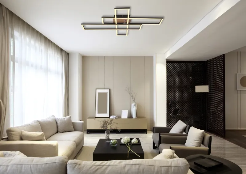 Dakari 100cm Svart plafond från Globo Lighting - Lampan &auml;r tillverkad av mattsvart metall i kombination med en m&ouml;rk MDF-tr&auml;look, vilket ger den en exklusiv och sofistikerad k&auml;nsla.