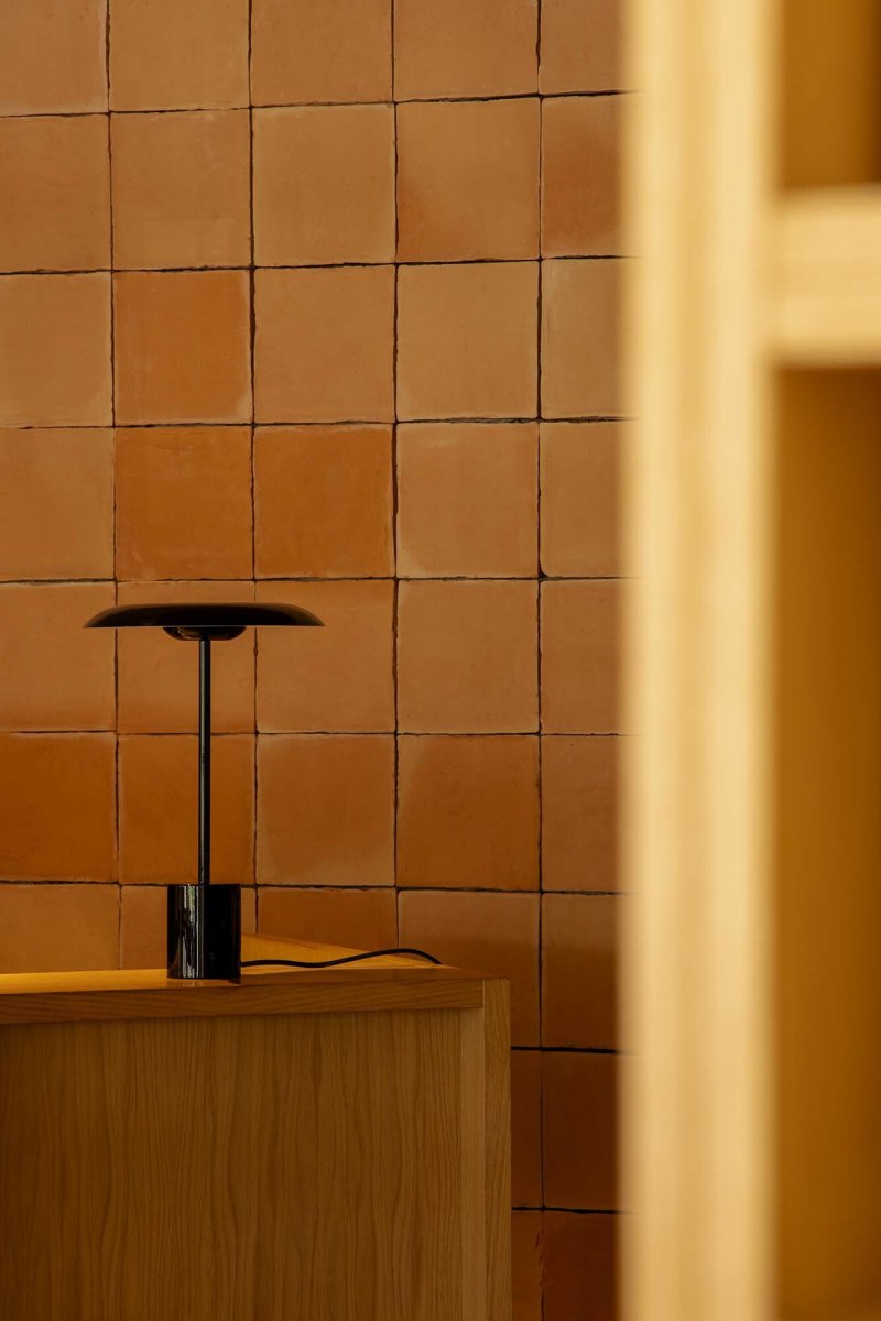 Hoshi 40cm Svart bordslampa från Faro Barcelona - Den blanka svarta finishen ger ett uttryck fullt av karakt&auml;r och elegans &ndash; perfekt som stilren detalj i b&aring;de moderna och klassiska milj&ouml;er.