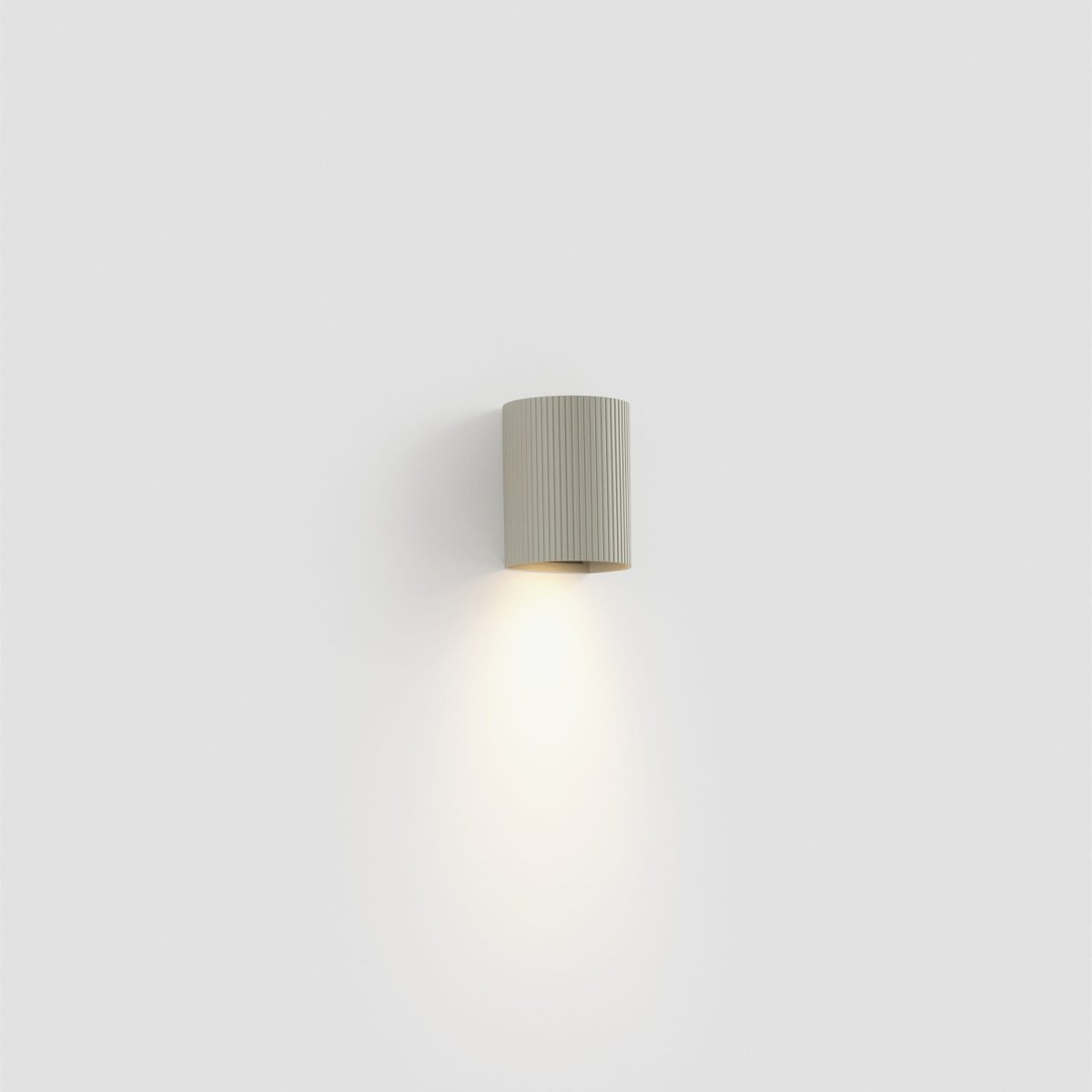 Sole 10cm Grå räfflad vägglampa från Faro Barcelona - Finns i tv&aring; storlekar och kan avge ljus i en eller tv&aring; riktningar &ndash; perfekt f&ouml;r hallar, trapphus och mindre utrymmen.