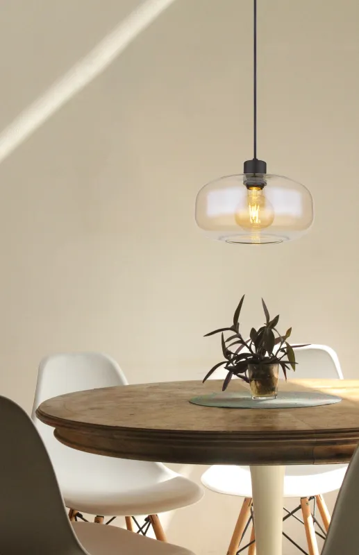 Giuseppe Ø28 Amber taklampa från Globo Lighting - Lampan &auml;r tillverkad av svart metall och har en vackert formad b&auml;rnstensf&auml;rgad glassk&auml;rm.