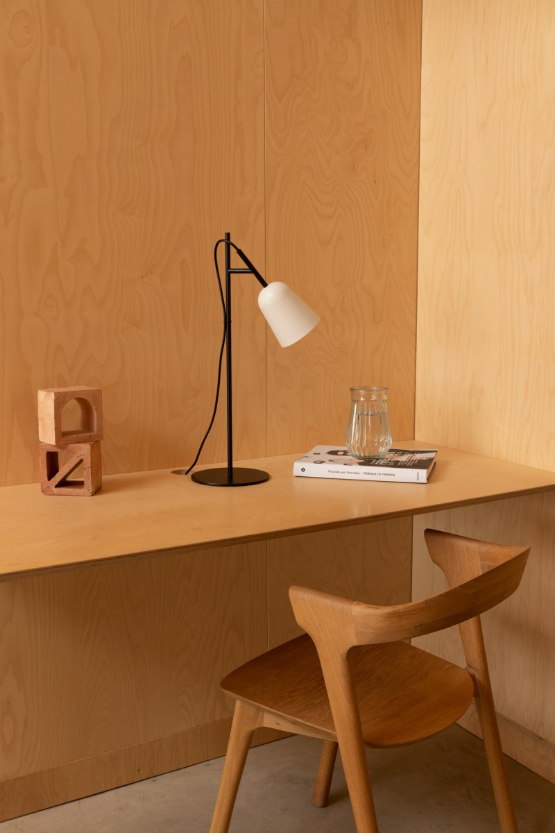 Studio 55cm Vit skrivbordslampa från Faro Barcelona - Lampans signum &auml;r den dekorativa kabelkl&auml;mman formad som en tr&auml;dgren, en unik detalj som tillf&ouml;r karakt&auml;r.