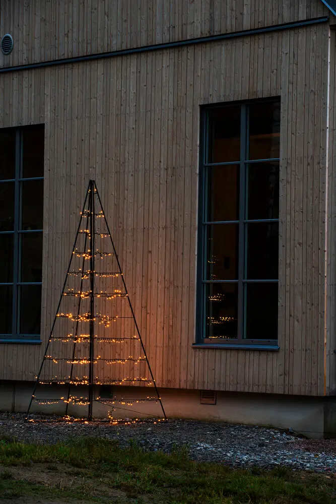 Metalldekoration pyramid 240cm Svart från Konstsmide - Med 651 varma amberf&auml;rgade LED-lampor sprider den ett elegant sken och skapar en magisk atmosf&auml;r.