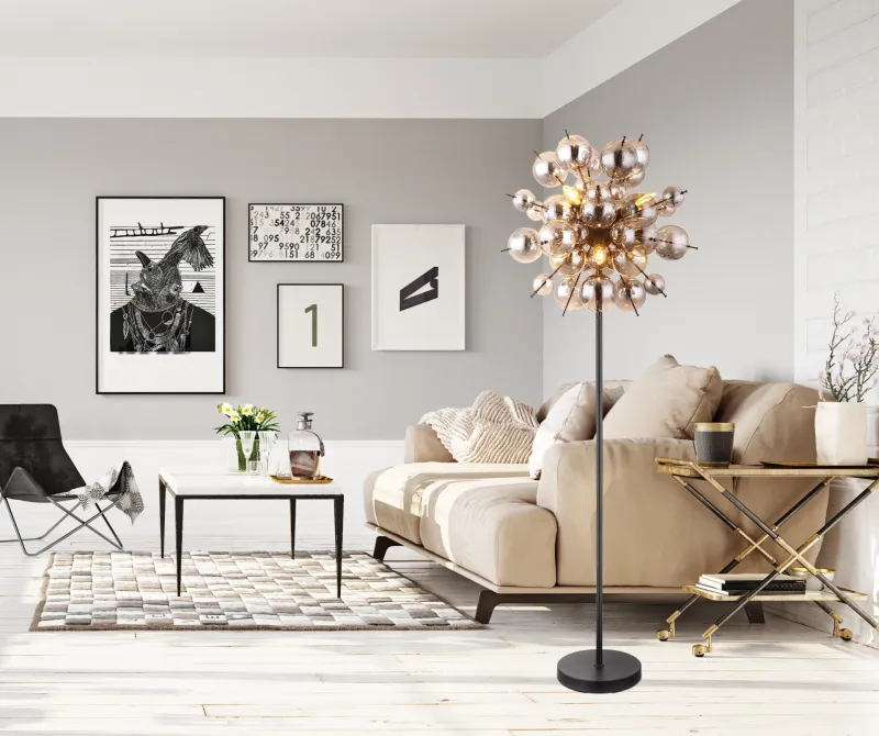 Udo Rökfärgad golvlampa från Globo Lighting - Ge ditt hem en modern och extravagant touch med Udo golvlampa &ndash; en perfekt kombination av design, funktion och atmosf&auml;riskt ljus.