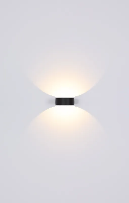 Slice Svart utelampa från Globo Lighting - Med sin halvcirkelformade design i matt svart aluminium ger den ett elegant intryck samtidigt som den &auml;r v&auml;dert&aring;lig.